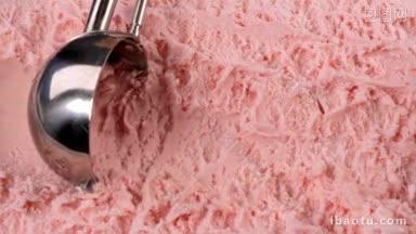 草莓<strong>冰淇淋</strong>从容器中舀出，用一个特写的器具